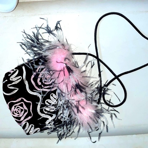 Lynn Carmelo Handbags - SALE💚 Pink and black purse w/ long strap💗🖤